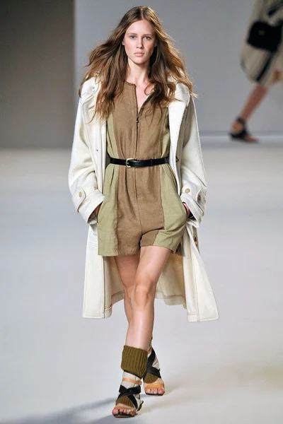 Look 16
